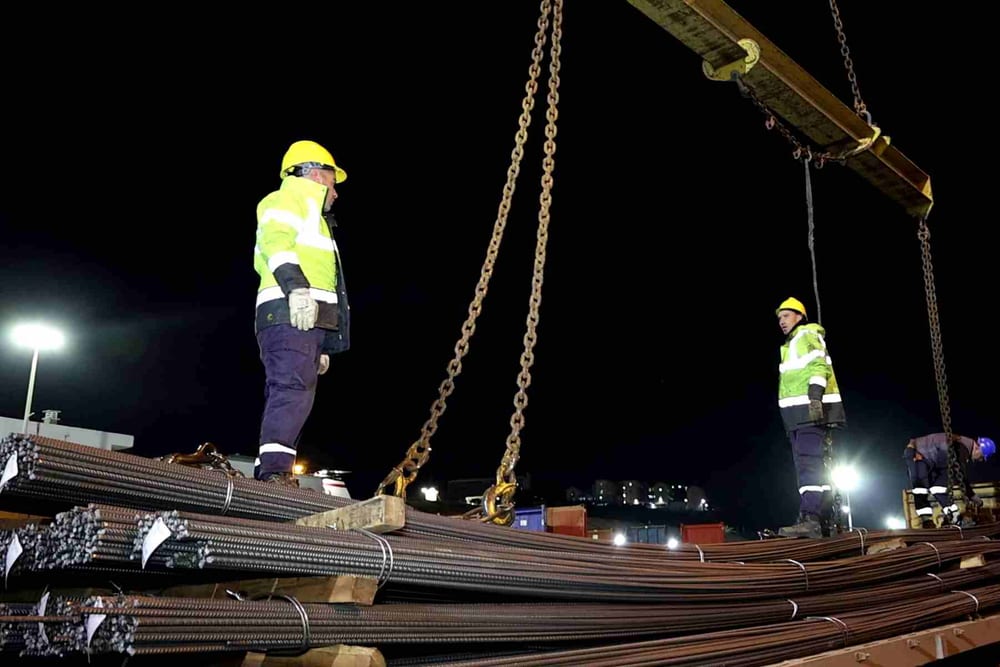 Chargement d'acier de nuit