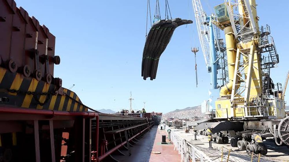 Grue portuaire chargeant un navire